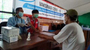 Momen Nataru, PMI-Dinkes Jember Layani Vaksinasi dan Swab Antigen Gratis di Terminal