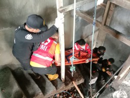 Pria di Surabaya Tewas Kesetrum Saat Pasang Galvalum