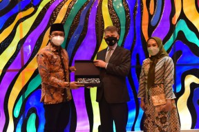 Bertemu Duta Besar Inggris, Bupati Muhdlor Buka Peluang Kerjasama Sister City, Beasiswa Pendidikan, dan Sepak Bola