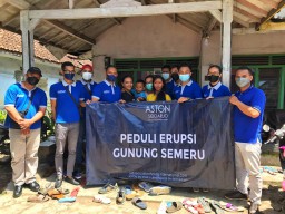 ASTON Inn Sidoarjo Salurkan Bantuan kepada Korban Erupsi Gunung Semeru