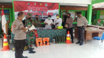Antisipasi Bencana, Aparat di Bojonegoro Gotong Royong Bangun Posko