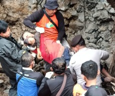 Dua Pekerja yang Tewas Tertimpa Material Proyek Jembatan di Ponorogo Berhasil Dievakuasi