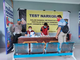 20 Anggota Polres Tulungagung Jalani Tes Urine