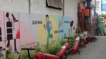 Kelurahan Ini Bikin Mural Untuk Ingatkan Pentingnya Protokol Kesehatan Bagi Warga