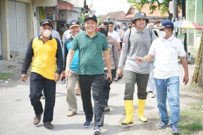 Wabup Subandi Ikut Turun Bersihkan Sungai Buntung Tambakoso Waru