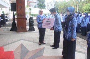 Pimpin Upacara Hari Ibu, Bupati Anna Apresiasi Puisi Sekcam Bubulan tentang Sosok Ibu