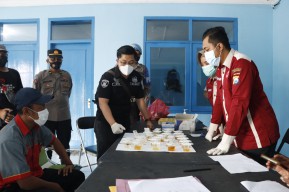 Puluhan Sopir Bus di Jombang Jalani Tes Urine di Terminal