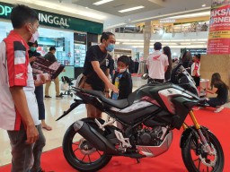 New CB150X Resmi Diperkenalkan di Surabaya, Ini 4 Konsumen Pembeli Pertama 