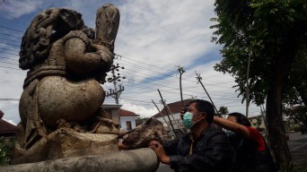 Tiba-tiba Terbelah Arca Dwarapala di Tulungagung Rusak