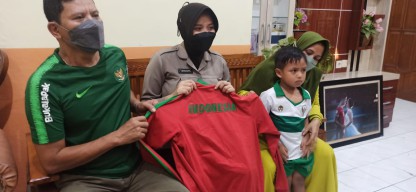 Istri Bek Timnas Fachrudin Gelar Nobar di Desa Madusari Ponorogo