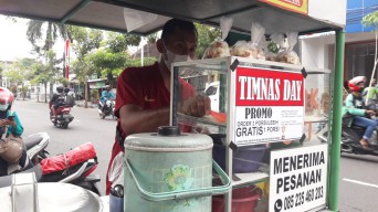 Timnas Day, Pedagang Kolak Roti Tulungagung Bagi-bagi Bonus untuk Pembeli
