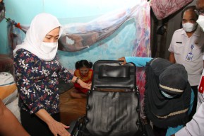 Bupati Bojonegoro Sambangi Warga Disabilitas, Berikan Kursi Roda