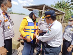 Tingkatkan Keselamatan, Dishub Lamongan Bagikan Rompi Pelampung untuk Nahkoda Perahu Tambangan