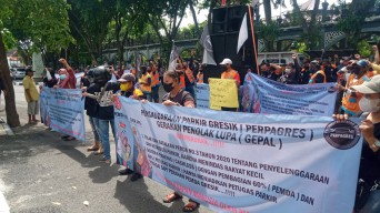 Tolak Parkir Non Tunai, Ratusan Jukir Gresik Demo Kantor Bupati