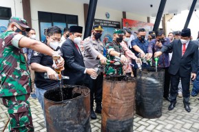 Tutup Tahun, Polres Jombang Musnahkan 1.610 Botol Miras