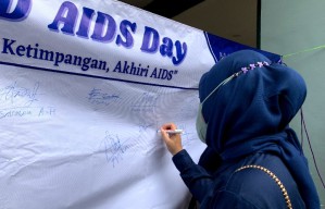 Bagikan Masker dan Bunga Mawar Untuk Sosialisasikan Pencegahan Resiko Sebaran HIV /AIDS