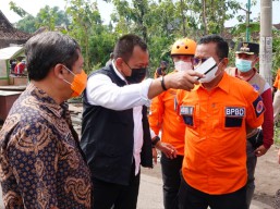 Pemprov Jatim Serahkan Bantuan Korban Angin Puting Beliung Madiun