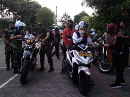 Naik Motor, Gubernur Khofifah Keliling Surabaya Tinjau Gereja-gereja