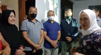 Bupati Bojonegoro Nobar Bersama Keluarga Dari Hanis Sagara Putra Penyerang Timnas Indonesia