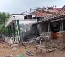 11 Rumah Rusak Diterjang Puting Beliung di Sampang Madura