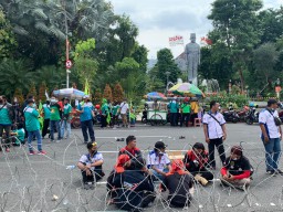 Buruh di Surabaya Kembali Luruk Gedung Grahadi