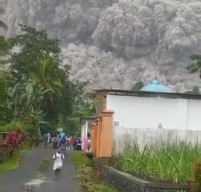 Gunung Semeru Erupsi, Warga Sekitar Lereng Panik Selamatkan Diri