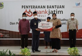 Bank Jatim Serahkan Bantuan CSR 5 Unit Sanitasi dan Rehab 10 Rumah RTLH