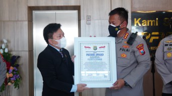 Berkat Inovasi Posko Vaksinasi 24 Jam, Polresta Sidoarjo Raih Presisi Award dari Lemkapi