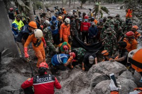 Gubernur Khofifah : Relawan Semeru Adalah Pahlawan Tanpa Tepuk Tangan