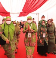 Gubernur Khofifah Ajak Ibu-ibu Pulihkan Ekonomi