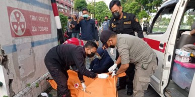 Tabrak Tiang Listrik, Pelajar Ini Terkapar di Jalan Darmo Permai Surabaya
