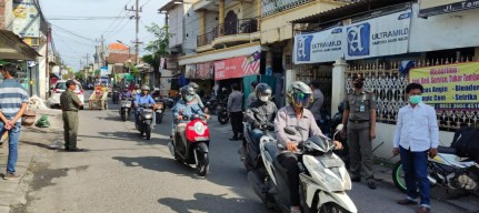 Langgar Prokes, Empat Warga Tambak Asri Surabaya Dihukum Push Up