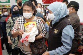 Rawan Aksi Borong Minyak Goreng, Khofifah Pastikan Stok Aman 6 Bulan Ke Depan