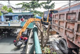 Cegah Terjadinya Banjir, Sungai Srikana Surabaya Dilakukan Pengerukan