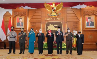 Lantik Kanwil BKKBN Jatim, Ini Pesan Khofifah