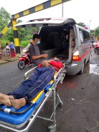 Jalan di Atas Jembatan Rel KA, Pria 60 Tahun di Tulungagung Kritis