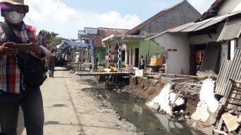 Terimbas Proyek Kotaku, Sejumlah Bangunan Warga Kutoanyar Rusak