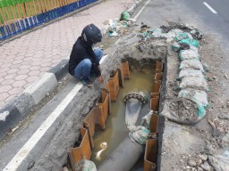 Proyek Galian Pipa PDAM Jalan Veteran Gresik Banyak Korban Terjatuh
