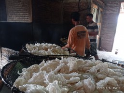 Harga Minyak Goreng Selangit, Kerupuk di Madiun Diubah Jadi Mini