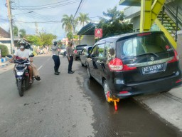 Parkir Sembarangan, 13 Mobil di Ponorogo Digembok