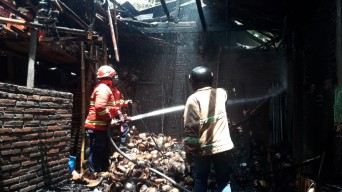 Gudang Serabut Kelapa di Tulungagung Ludes Terbakar
