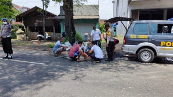 Polisi di Tulungagung Bersama Warga Tambal Jalan Berlubang