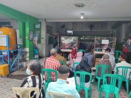 Warga Lansia Gresik Ramai-ramai Lakukan Vaksinasi Booster