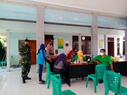 Percepat Vaksinasi, TNI-Polri di Lamongan Bantu Pendampingan dan Sosialisasi ke Warga