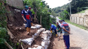 Diguyur Hujan Deras, Satu Rumah di Bawean Hampir Ambles