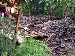 Rumah di Ponorogo Rata dengan Tanah Tersapu Angin Disertai Hujan Lebat