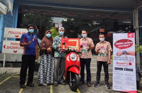 MPM Honda Jatim Serahkan Grand Prize Sepeda Motor Honda Kepada Pemenang Program Undian Brompit BOMBASTIS2