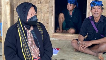 Serahkan Uang 100 Juta, Mensos Risma Spontan Kabulkan Permintaan Tokoh Adat Baduy