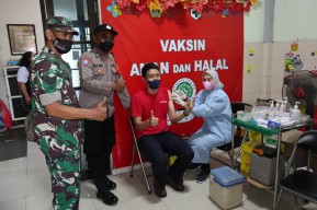 Belasan Pekerja Ekspatriat Asal Thailand Ikut Vaksinasi Booster di Puskesmas Manyar