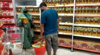 Harga Minyak Goreng Rp14 Ribu, Ibu-ibu di Bojonegoro Langsung Borong ke Swalayan